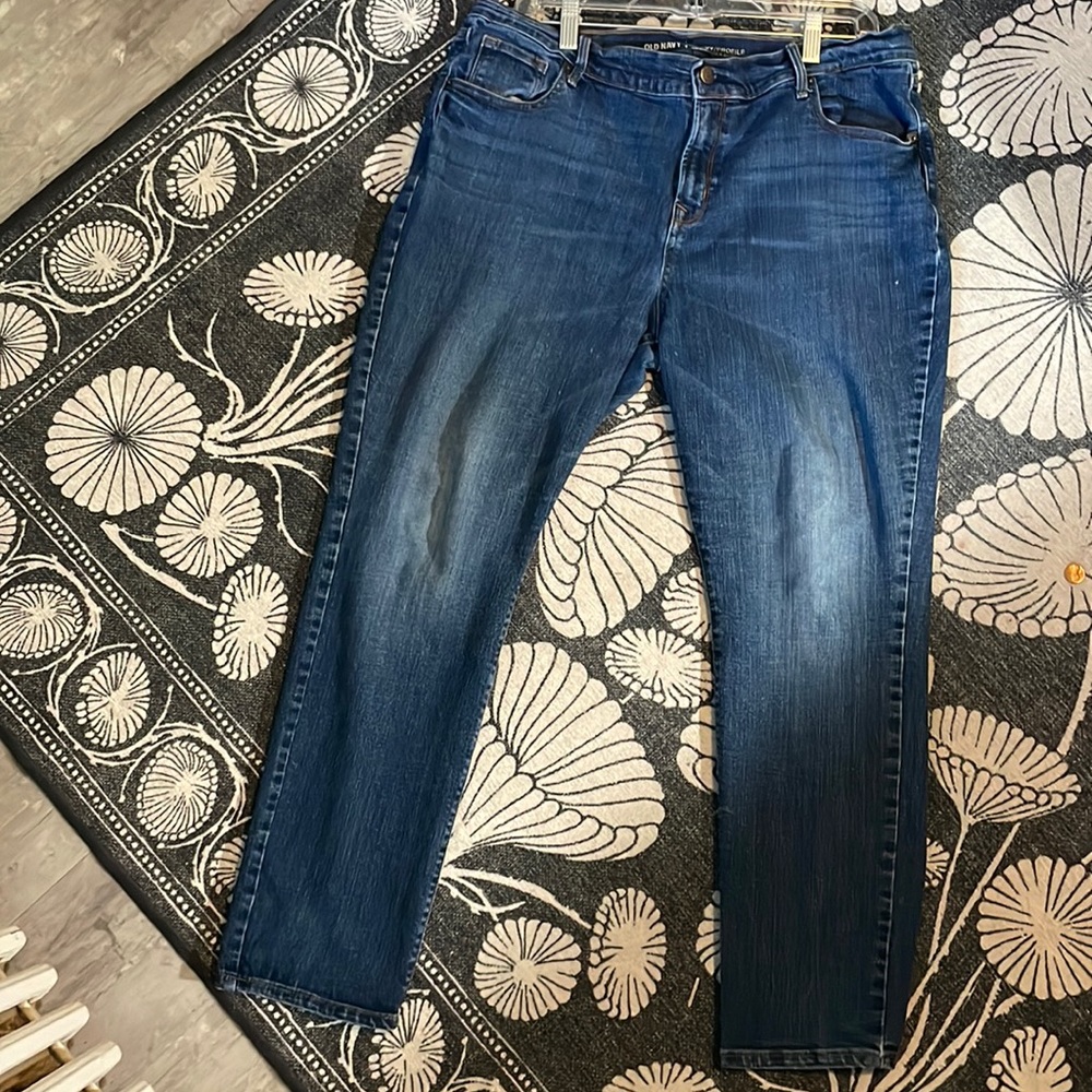 Old Navy Curvy Profile mid rise super soft 16 short distressed jeans